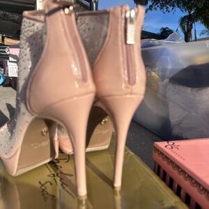 Beautiful calm pink high heels with mesh and Rhinestone’s size 10
